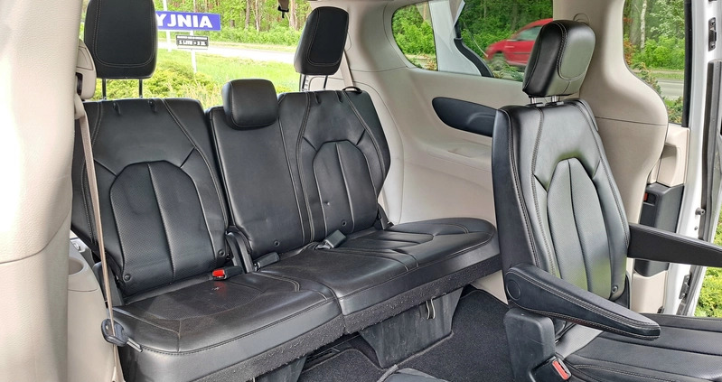 Chrysler Pacifica cena 99999 przebieg: 133000, rok produkcji 2020 z Warszawa małe 704